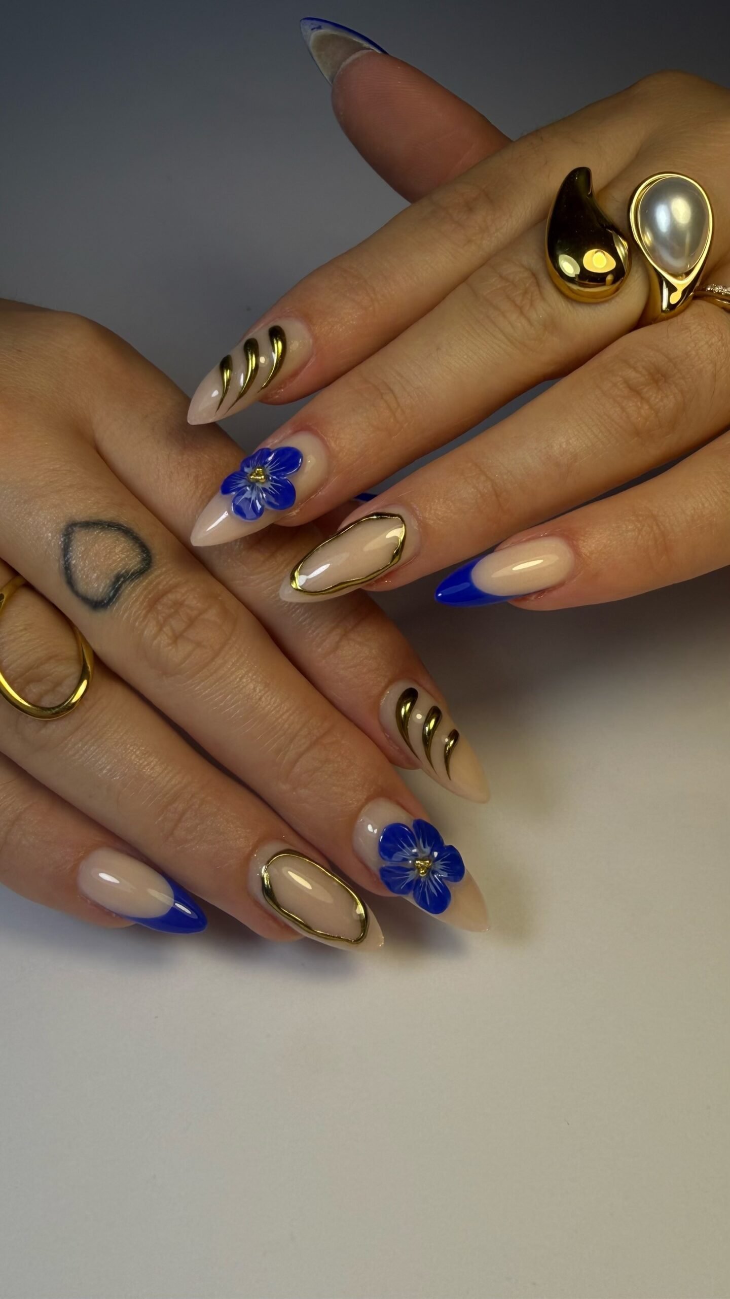 Amandes nude, fleurs bleues en relief et lignes chromées dorées