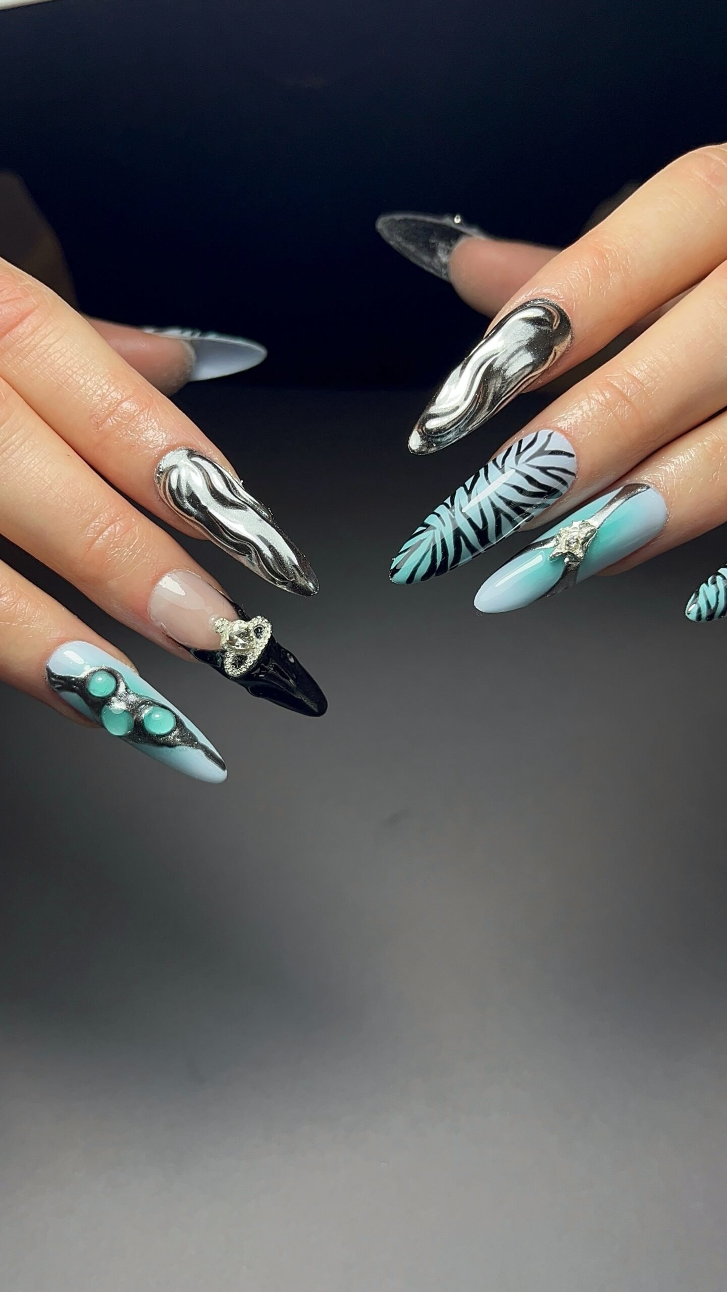 Chrome argent, turquoise et zèbre sur stilettos