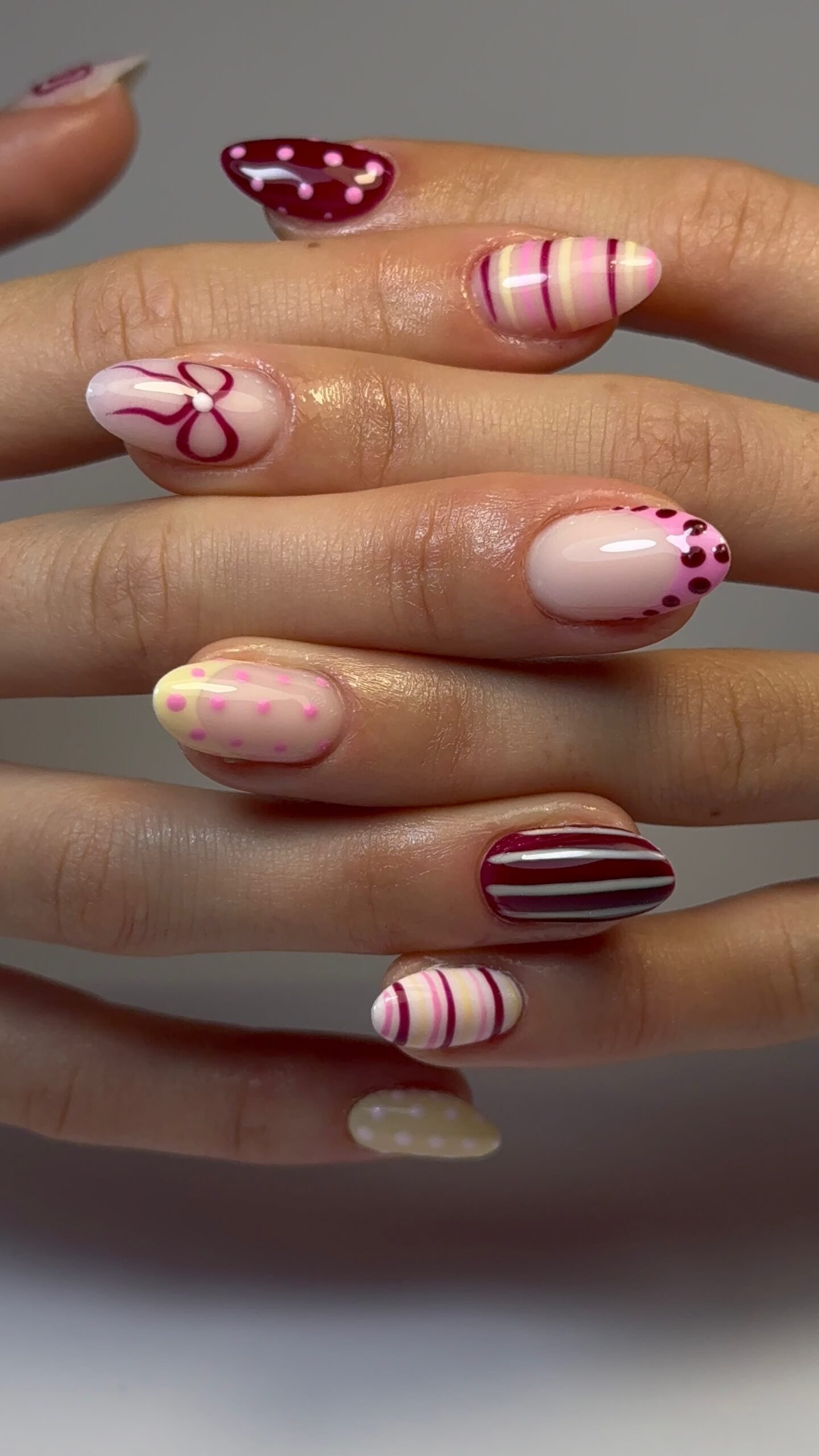 Ongles courts roses : nœuds, rayures et pois