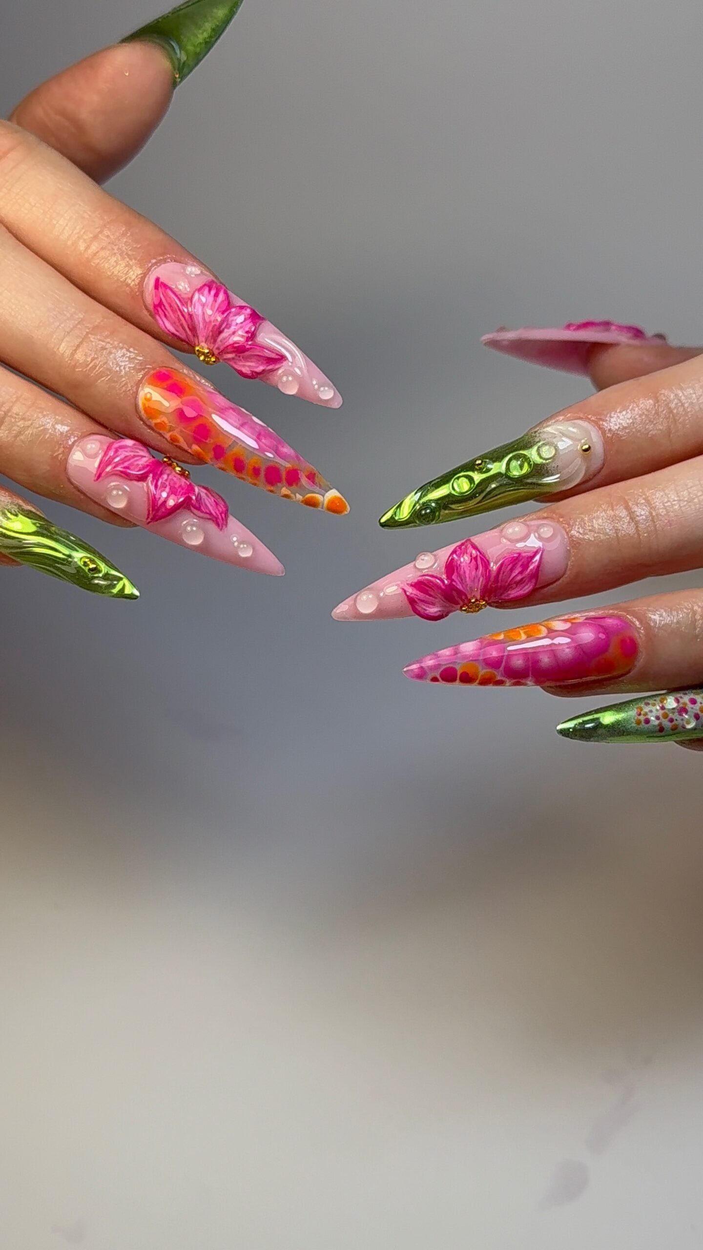 Stilettos fleurs roses en 3D, chrome vert et pois orange
