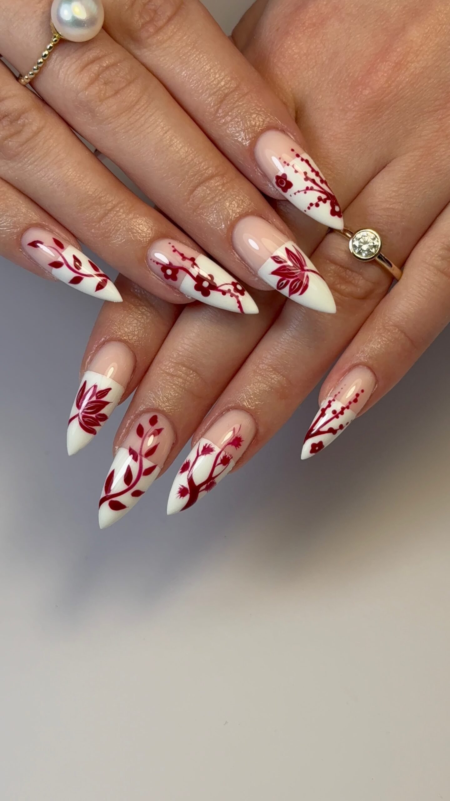 French blanche et fleurs bordeaux peintes à la main