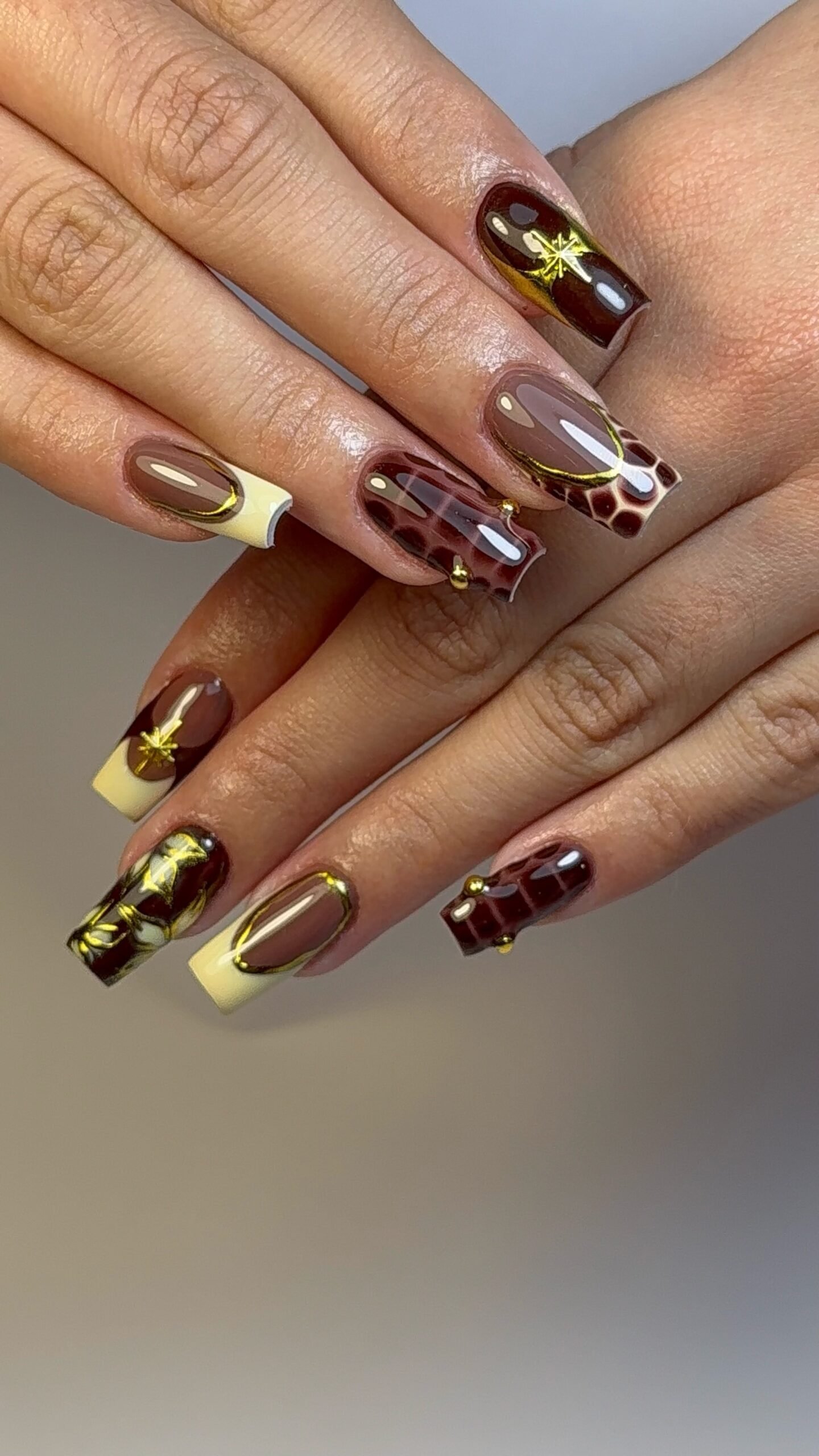 Ongles carrés chocolat et vanille, girafe et détails dorés