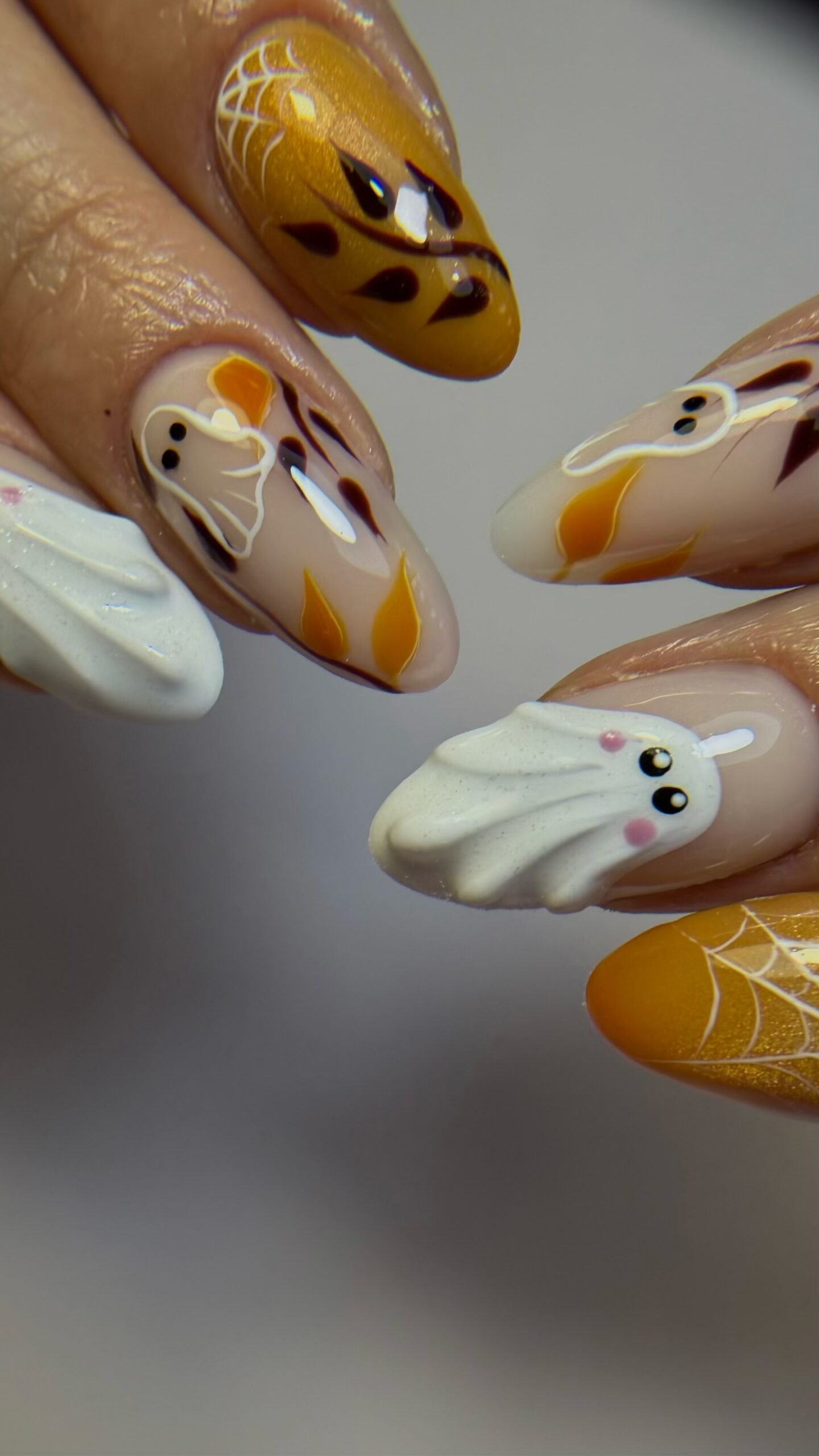 Nail art d’automne : fantômes, feuilles et toile d’araignée