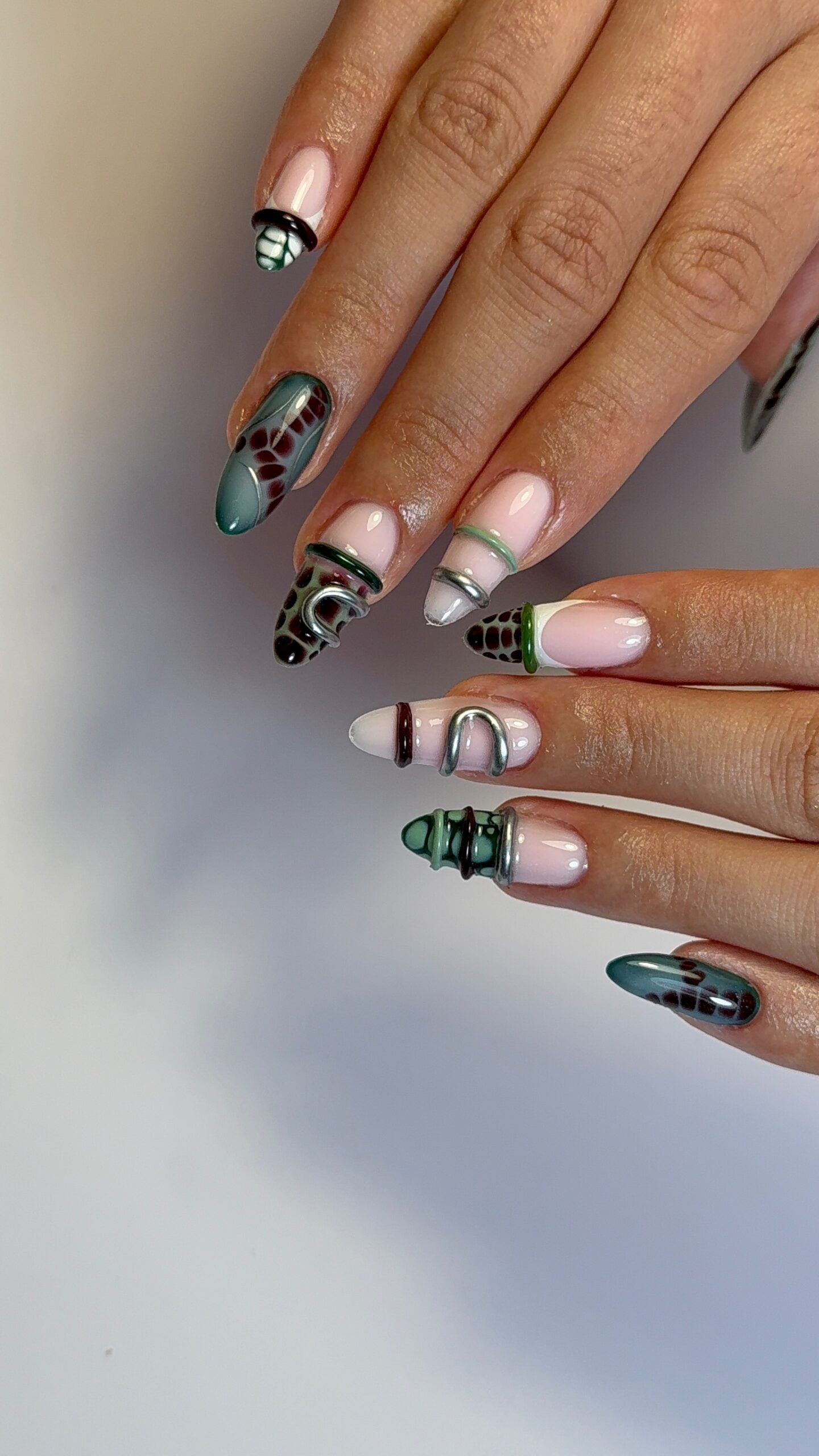 Nail art croco vert et anneaux chromés