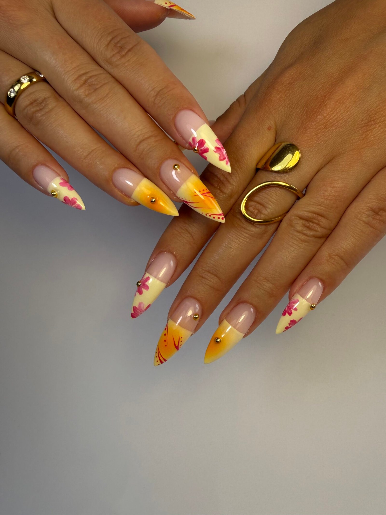 French jaune ombrée et petites fleurs roses