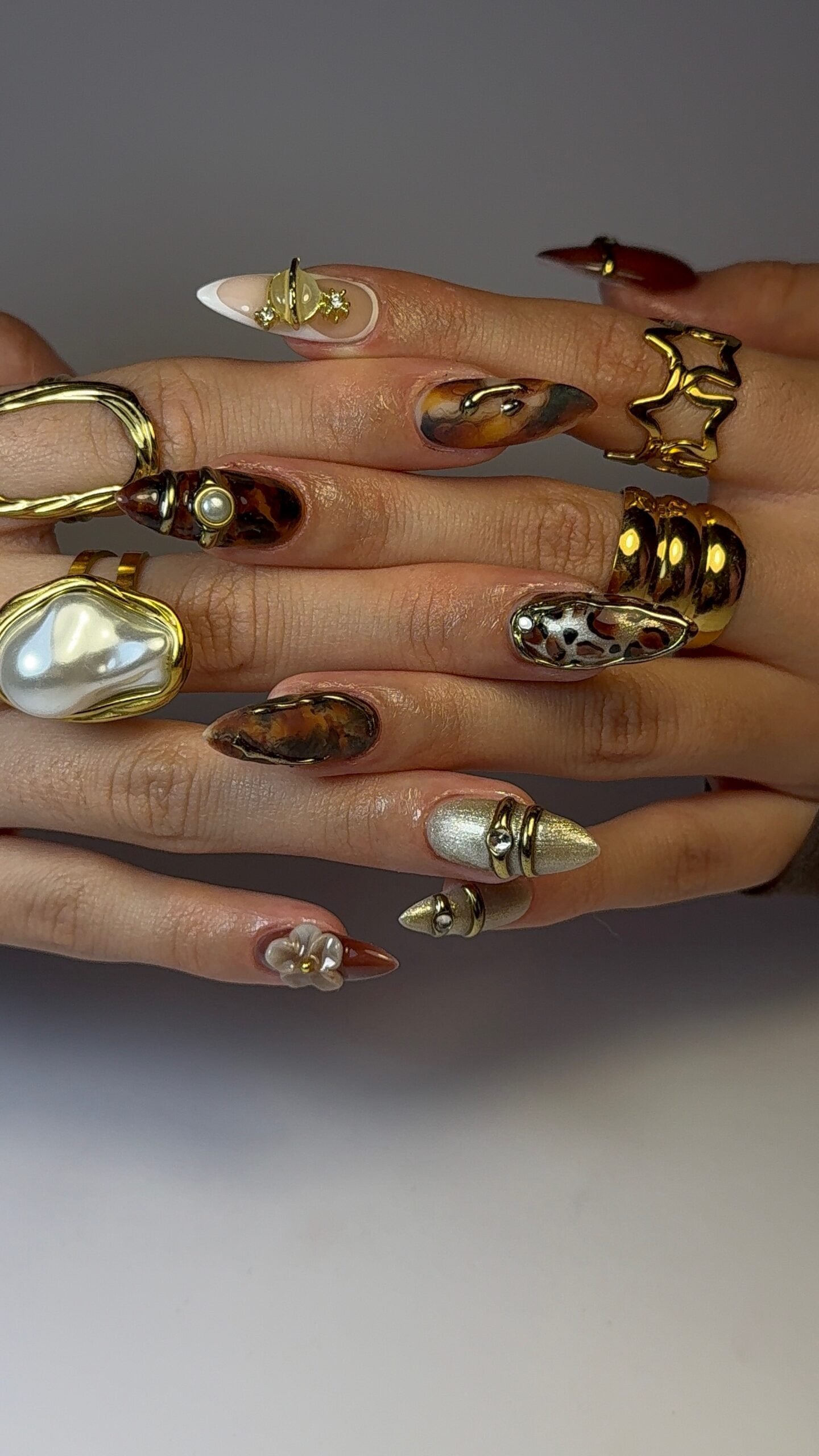 Stilettos écaille, léopard, perles et bijoux dorés