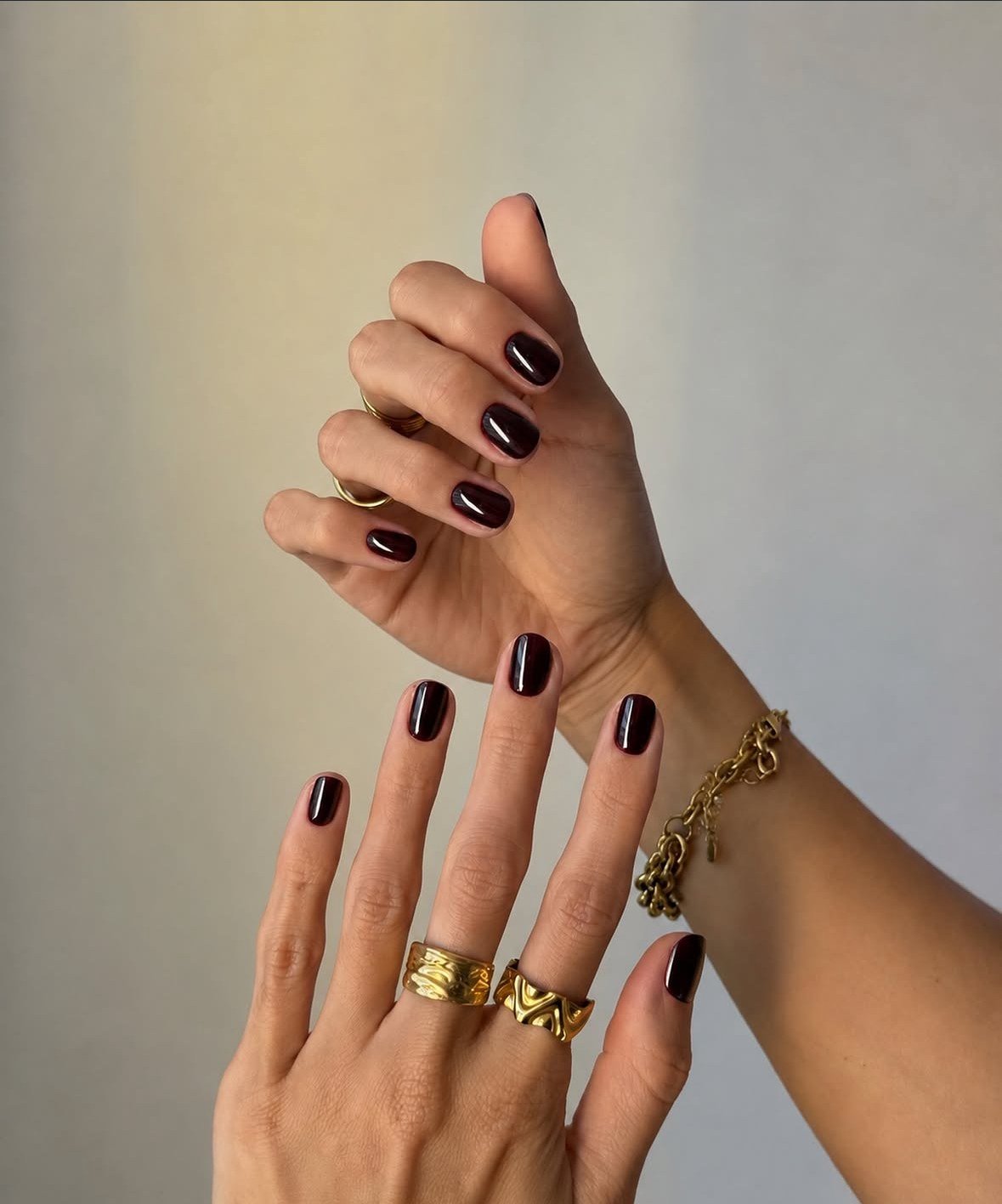 Bordeaux brillant sur ongles courts