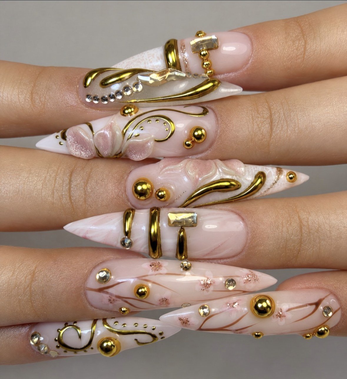 Stilettos nude, or et fleurs